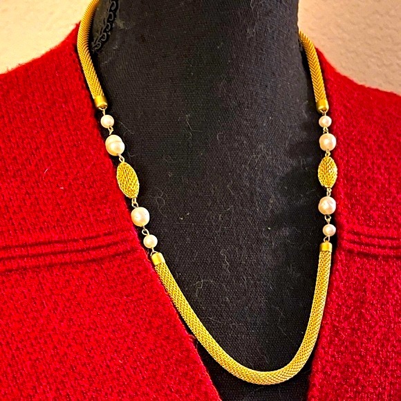 N200 Beautiful Long Vintage Royal Goldtone Mesh Long Chain with Pearls Necklace - Picture 4 of 6